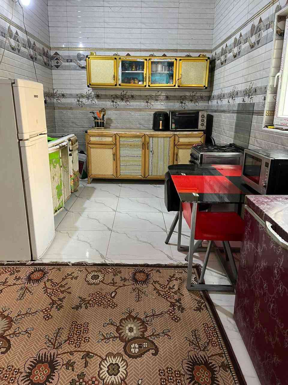 ***********
السلام عليكم بيت للبيع زراعي العنوان حي الجامعة الصخيين قبل لاتوصل للجسر قبل شارع المهندس فرع اسماك الفاخر يبعد عن الشارع الرئيسي ١٨٠متر 
المساحه ١٤٠متر بناء طابوق +بلوك اعكاده يحتوي على دوانيه ومطبخ وصاله جبيره وغرفتين وصحيات خارجيه داخليه   
السعر ٥٨وبي مجال 
***********
