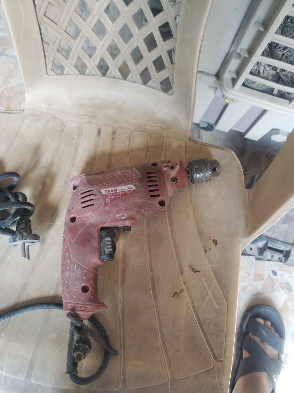 دريل عادي او هزاز او كوسره استعمال قليل كلهن ٨٠ الف بفداد
*********** بي واتساب
