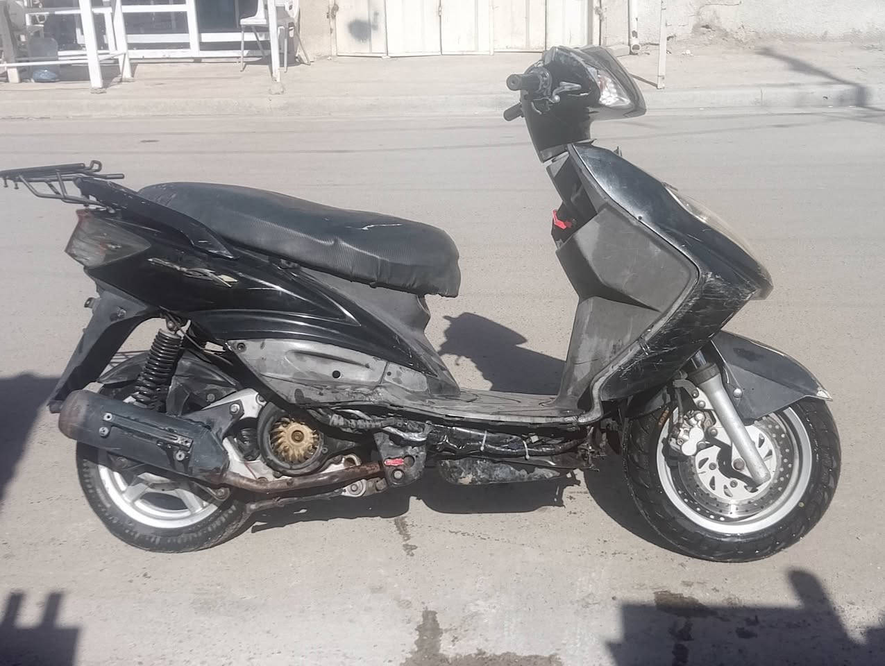 السلام عليكم شباب دراجه سكنس فحل نوزل خطين مكينه خرسه ممفتوحه نكره بكل وكت نواقصهه كلوبات اشاير و الكفرات تعبانات شوي مكاني بغداد البياع سعر 450 الف رقمي للتواصل *********** متواجد بكل وكت
