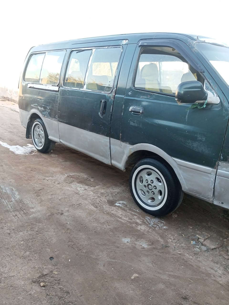 سلام عليكم سياره للبيع موديل 96مكينه بيه تبخير شويه بس ماتنكص كهربائيات شغاله مكاني واسط عزيزيه سعر 28وبيه مجال ***********
