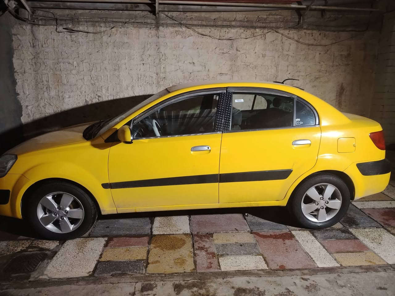 كيا ريو امريكي  2009
ضرر جاملغ يمين وداخل شويا مواصفات برايد
محرك 16. 
***********
