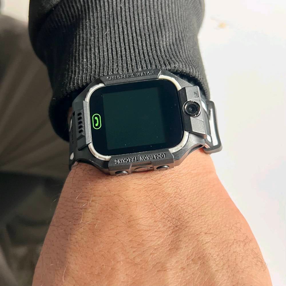 ساعة MEIMI M2 الذكية للأطفال – اتصال ومتابعة ومزايا أمان

ساعة ذكية مخصصة للأطفال تجمع بين الاتصال، التتبع، وميزات الأمان الأساسية بتصميم ملون وجذاب.

• تدعم الاتصال ثنائي الاتجاه وإجراء المكالمات الصوتية

• مزودة بخاصية تحديد الموقع والتتبع مع سجل للحركة

• تحتوي على زر SOS للإنذار في حالات الطوارئ

• كاميرا مدمجة بدقة 0.08 ميغابكسل

• تدعم المحادثة الصوتية (Voice Chat)

• تحتوي على مصباح يدوي (Torch) للاستخدام اليومي

• نوع الشاشة: شاشة لمس
• حجم الشاشة: 1.44 إنچ
• دقة الشاشة: 128 × 128
• المعالج (Chip): RDA8955
• الذاكرة: 32MB RAM + 32MB ROM
• الكاميرا: 0.08 ميغابكسل
• سعة البطارية: 400mAh
• مدة المكالمات: حتى 3 ساعات
• وضع الاستعداد: حتى 3 أيام