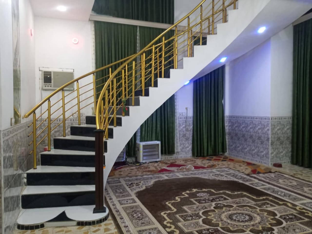 الدار للبيع المساحه 150متر طابو زراعي سند 25 الموقع طريق المعاره قرب الحاج محمد كامل بناء طابوق السقف صب كونكريت بناء حديث طابوق السقف صب كونكريت يتكون من غرف نوم ثنين وستقبال وصاله ومطبخ مجمع صحي خارجي وداخلي وطارمه وممرات داير البيت 
أي استفسار إتصال على الرقم التالي واتساب ***********
أو مراجعة مكتب ابو زهراء التميمي شارع المواكب مقابل حسينية الخزرج الخاص مفتوح
