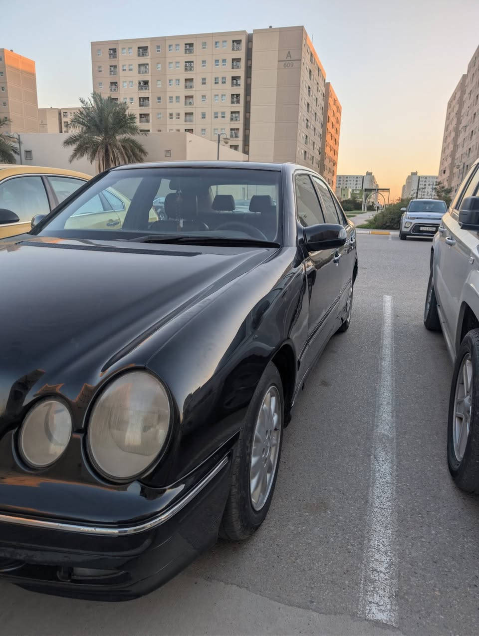 سلام عليكم
مارسيدس ام عيون موديل 2000 مصبوغه عام 
بدون ايرباك سعر 115 
وعليها غرامات 
وبيها كم شغله نقص مثل تبريد حساس الأيبي أس
الغرامه ونقوصات تنزل من سعر سياره 
رقم تلفون بي واتساب ***********
