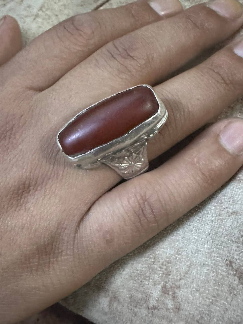 السلام عليكم اللهم صلي عل محمد وال محمد كصبة يماني قديمه صياغه ثقيله كدامكم الصياغه المكان بغداد حي النصر *********** السعر 75 الف
