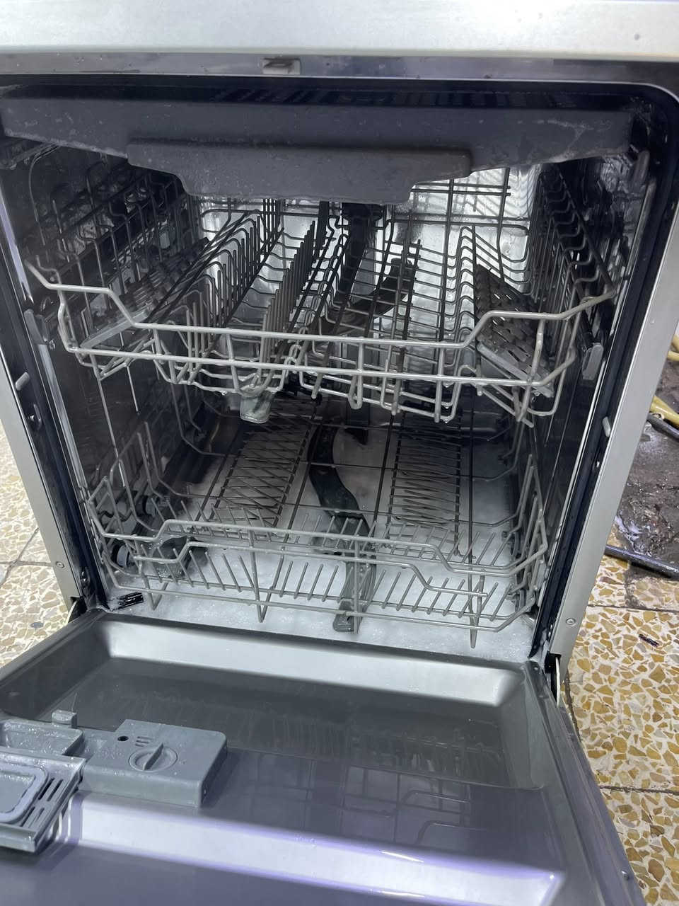 غساله الصحوان GOSONICنظيف بشرط شغل بدون اي عيب او ضمان تاخذ 125الف موديل حديث3طبقات 3سلات3مرشحات اي ستفسر عل ***********
