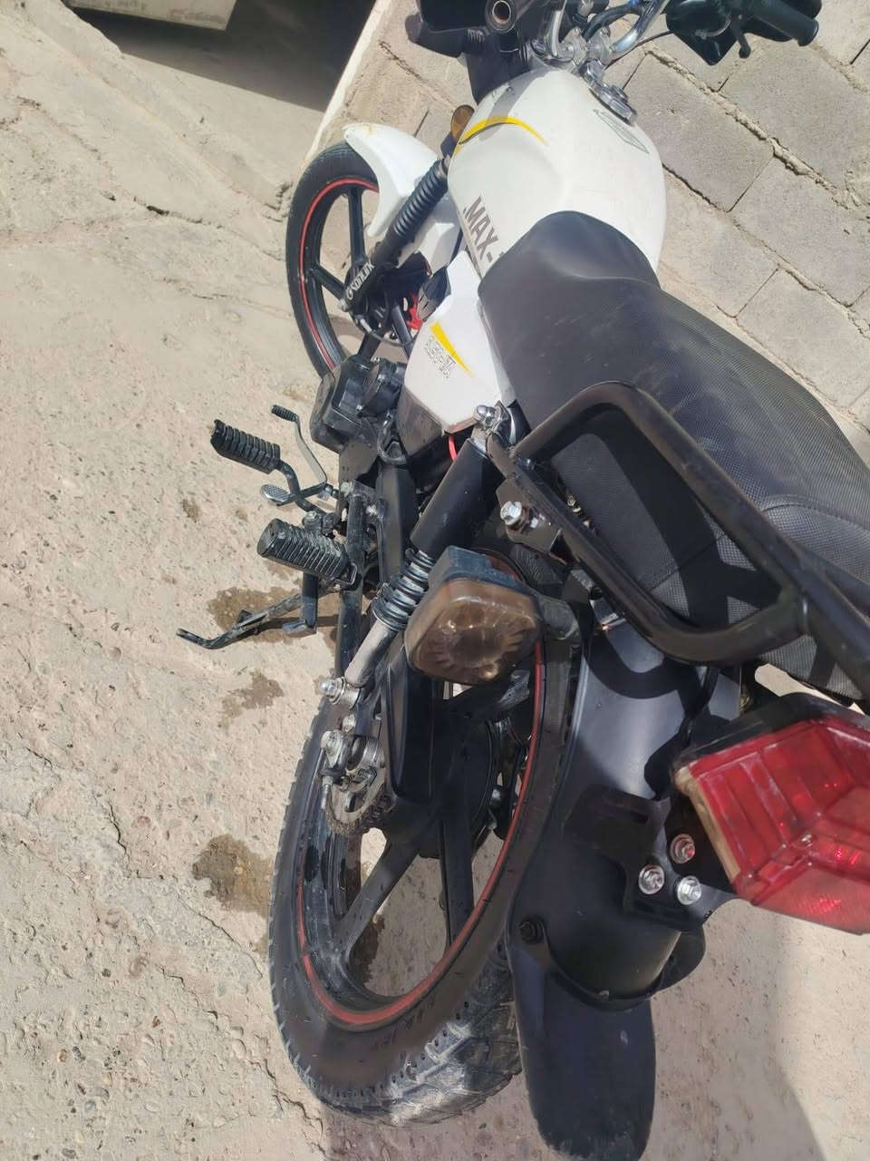 السلام عليكم عندي دراجه سونيك ماكس. دراجه نظيفه وما ناقصها شيء اللي يريد يعيش بيها ماكينه كلش حلوه برغى ما مفتوح بيها مكاني بغداد السعر 750 وبيها مجال للشراي دراجه نظيفه *********** رقم بس واتساب
