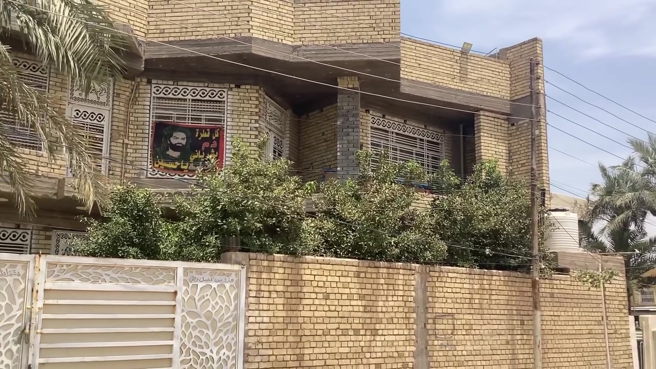 فرصة مميزة للسكن الراقي في حي الأساتذة - الحلة 🏡
للبيع منزل بمساحة 300 متر مربع، في موقع استراتيجي وخدمات متكاملة. المنزل مصمم ليوفر الراحة والخصوصية للعائلة الكبيرة.
تفاصيل العقار:
 الطابق الأرضي: استقبال واسع، صالة مريحة، مطبخ، وغرفتان للنوم.
 الطابق الثاني: 5 غرف نوم واسعة (توزيع مثالي).
 المساحة: 300 متر مربع.
 الحالة: البيت بحالة ممتازة وجاهز للسكن.
📍 الموقع: حي الأساتذة - بابل.
للاستفسار او حجز موعد لزيارة البيت الاتصال على الرقم

***********
 يحتوي على واتساب وماسنجر
