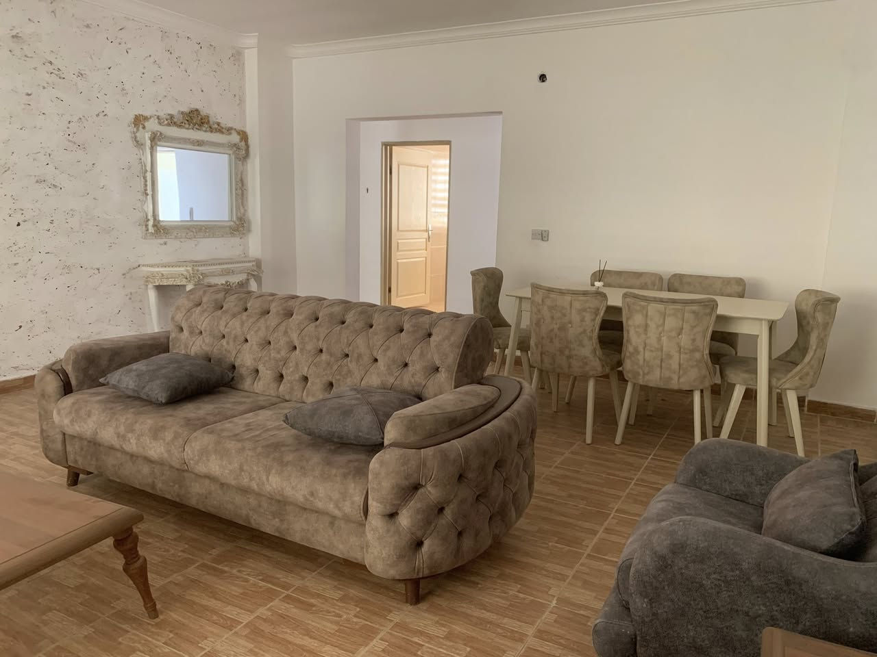 🏡 🤝 شقة مؤثثة للبيع في مجمع ژيان ستي

📐 المساحة: 147م²

🔑 تفاصيل الشقة:
 • 🛌 2غرف نوم
 • 🛋️ صالة واسعة مفتوحة 
🍳 مطبخ 
 • 🚿 مجموعة صحيات

 📍 جميع الخدمات متوفرة داخل المجمع:-
 🌳حدائق عامة والعاب للاطفال 🌿 سوبر ماركت + 🚗 كراجات امام كل بناية

📍 موقع المجمع: خلف مدينة العاب ماجدي لاند

📞 للاستفسار اكثر الاتصال على الارقام التالية
 ***********
***********

💸 السعر: 5 دفاتر ونص قابل للتفاوض💸
