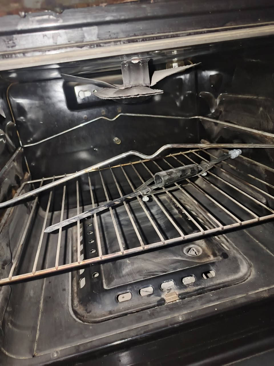 السلام عليكم
طباخ نظيف و شغال بل كامل كل عيون و فرن شغال فوق و تحت مع صينية فرن و حديدة سمج أو دجاجة . بس شيء وحيد بية عين علي يمين بل صورة بوري غاز مربوط بل عين فالت عندي أي مصلح طباخات يسويها 10 أو 15 ألف بسيطة. 
سعر طباخ 100 ألف و بية مجال طيبين. 

مكاني بغداد مدينة الصدر


**إذا كنت صاحب هذا الإعلان وتريد حذفه لأي سبب، رجاءا أرسل رسالة إلى الدعم الفني**