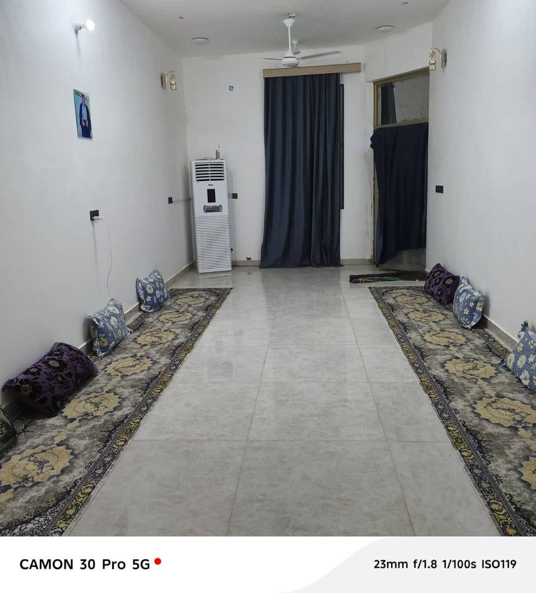 دار سكن المساحة 150م مسلح يتكون من غرفة + استقبال+مطبخ + صاله مع صحيات خارجيه وداخلبه مع كافة الخدمات تبليط كهرباء ماء مجاري قريب على المدارس  العنوان الفداء حي الكرامة نهاية شارع ابو لبنان مقاطعة 26 اتصال ***********
