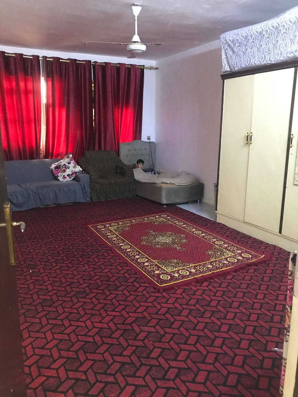 السلام عليكم دار للبيع البلديات شارع الكهرباء
مساحة 200واجهه 10نزال20
6غرف نوم 
2صاله ومطبخ
وخدمات فوك وجوه وستقبال 
ومن ضمنه حديقه مقابيله 
كامل فقط درج مامطبگ
سعره380
***********
