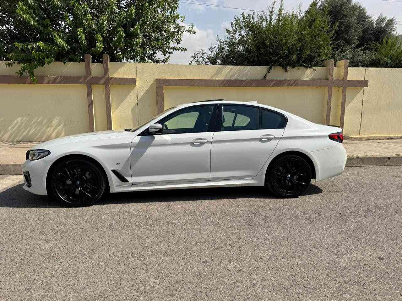 BMW 530i 2021 (Luxury)
بۆ فرۆشتن: ئۆتۆمبێلێک
 مۆدێل: 2021 
 ڕۆشتووە: 80 هەزار مایل
 بۆیاخ: بێ سبوخ (تەنها بستێک پێدرێی PDR هەیە بەبێ بۆیاخ)
 لایته‌کان: Full LED مۆدێل نوێ بە ڕووداکی بەرز و کوژانەوەی زیرەک
 سەقف: سڵاید (Sunroof)
 ناوەوە: کوشنی چەرمی کواڵیتی بەرز + کارەبایی + میمۆری کۆنترۆڵ 
كوشين ٧٠٠
 شاشەکان: شاشەی گەورەی ناوەڕاست (تەچ) + شاشەی دیجیتاڵی بەردەم شۆفێر (ناو شاشەی لۆکس)
 سیستمی زیرەک: Apple CarPlay و Android Auto + کیمەرە و حەساسی پێشەوە و دواوە بۆ ڕاگرتن
 مۆدەکانی لێخوڕین: (Sport, Comfort, Eco Pro)
 دۆخی ئۆتۆمبێل: زۆر لۆک و توندوتۆڵە، هیچ مەسرەفێکی تێدا نییە و سێرڤسی تەواوی بۆ کراوە.
📍ژماره موبايل *********** أربيل, العراق
