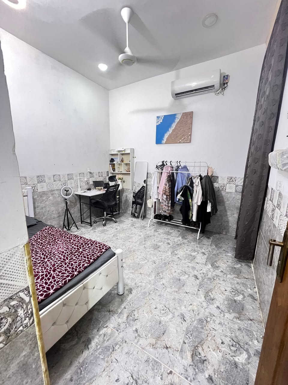 السلام عليكم 
بيت للبيع مساحه ٢٠٠ متر  10 في 20
طابق واحد 
العنوان ثعالبه مقابل الشعب  
يحتوي على :
استقبال 
 غرفتين نوم 
حمام ثنين 
حولي 
وحديقه كبيره 
وكراج كبير

الاستفسار خاص أو واتساب 
***********

