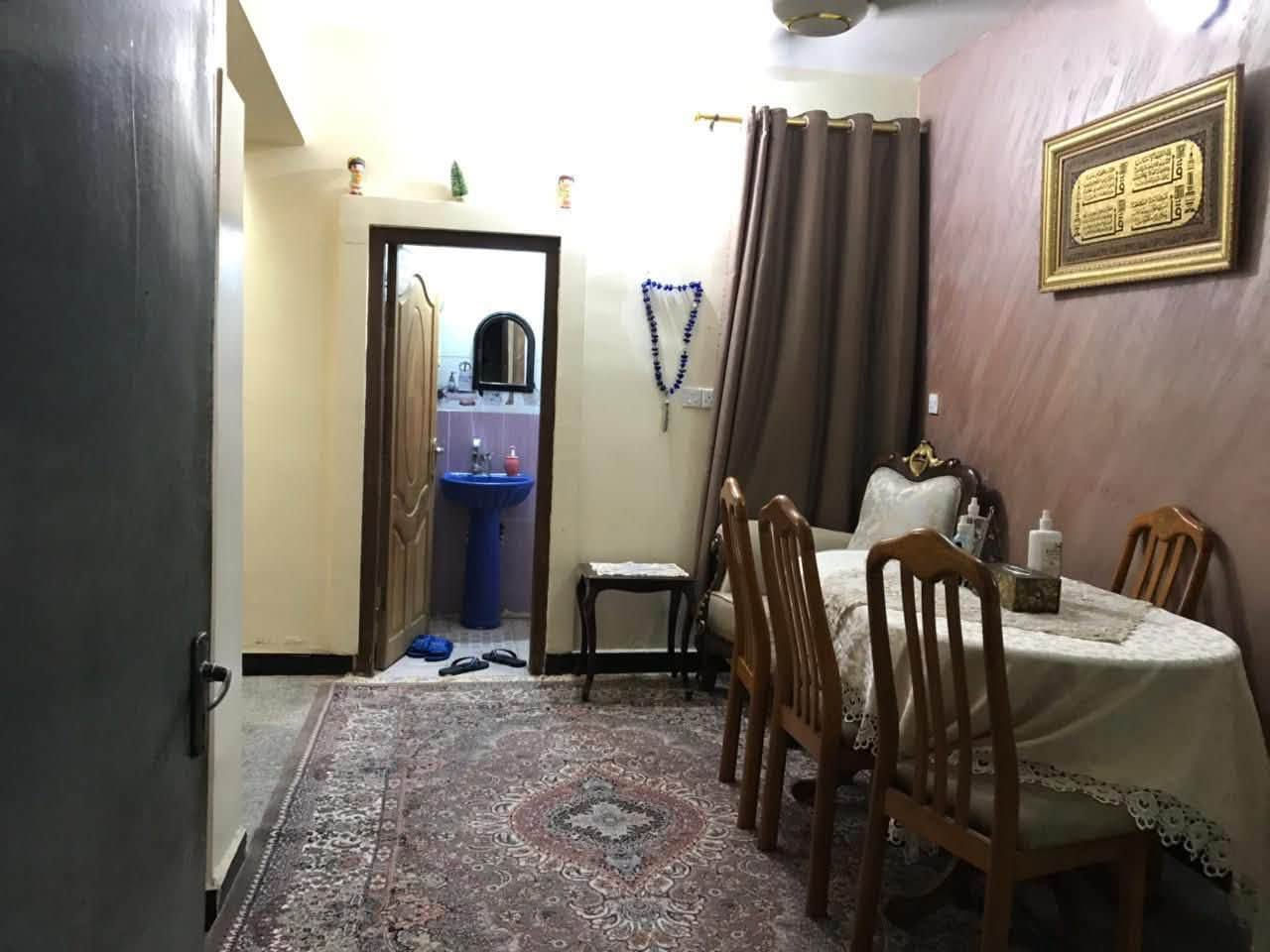 🏡بيت للبيع 📍في ضباط القاهرة في المنطقة المقابلة لمول القاهرة موقع جداً مميز وقريب ع الشارع العام مساحته ١٣٢ م  واجهة ٦ ونزال ٢٢ 

📌البيت يتكون من طابقين 
الطابق الثاني عبارة عن شقة معزولة بناء حديث تتكون من (صالة ومطبخ وغرفة وصحيات مع درج وباب معزول )
والطابق الارضي يتكون من (ثلاث غرف ومطبخ وصاله وهول 
وصحيات )

الاستفسار ع هذا الرقم

***********
