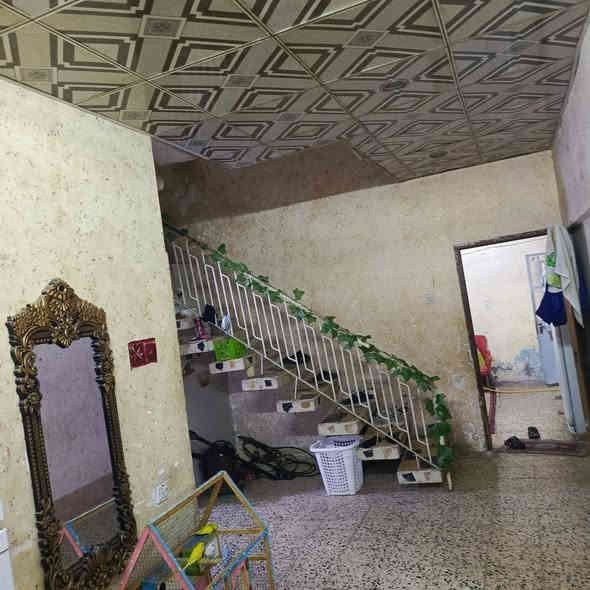 سلام عليكم بيت في ام العصافير مساحة 300متر طابو صرف مقابيل مربع ساحة قرب ال سوادي  بيت يتكون من ثلاث غرف و صاله  و مطبخ و  استقبال و صحيات 3   و خدمات فول بيت طابق ونص 
السعر120

للاستفسار اتصل,***********
