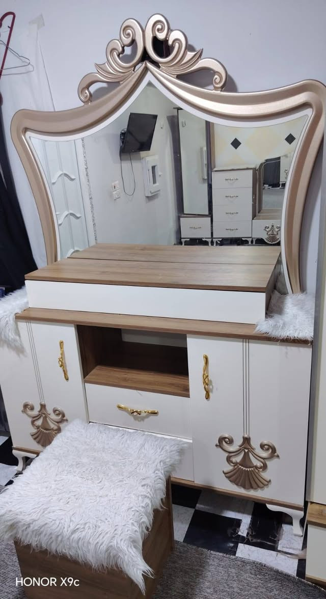 السلام عليكم
للبيع غرفة اخشاب تركيه مستخدمه نظيفه متكونه من 9 قطع كما موضح في الصور 
السعر المطلوب 850000 وبيها مجال للاستفسار التواصل عالخاص او الاتصال عالرقم التالي
***********
