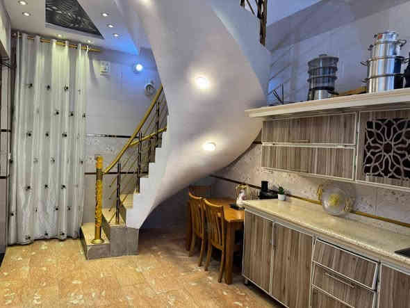 السلام عليكم بيت  ٧٥متر أماميه ٧.٥ ×١٠ بصف الركن قرب شارع ٢٠ في ام نجم  طابقين كامل حديث الارضيه طابقين مرمر  يتكون من استقبال ومطبخ  ٣غرف نوم و٣مجاميع صحيه  *********** سعر خاص
