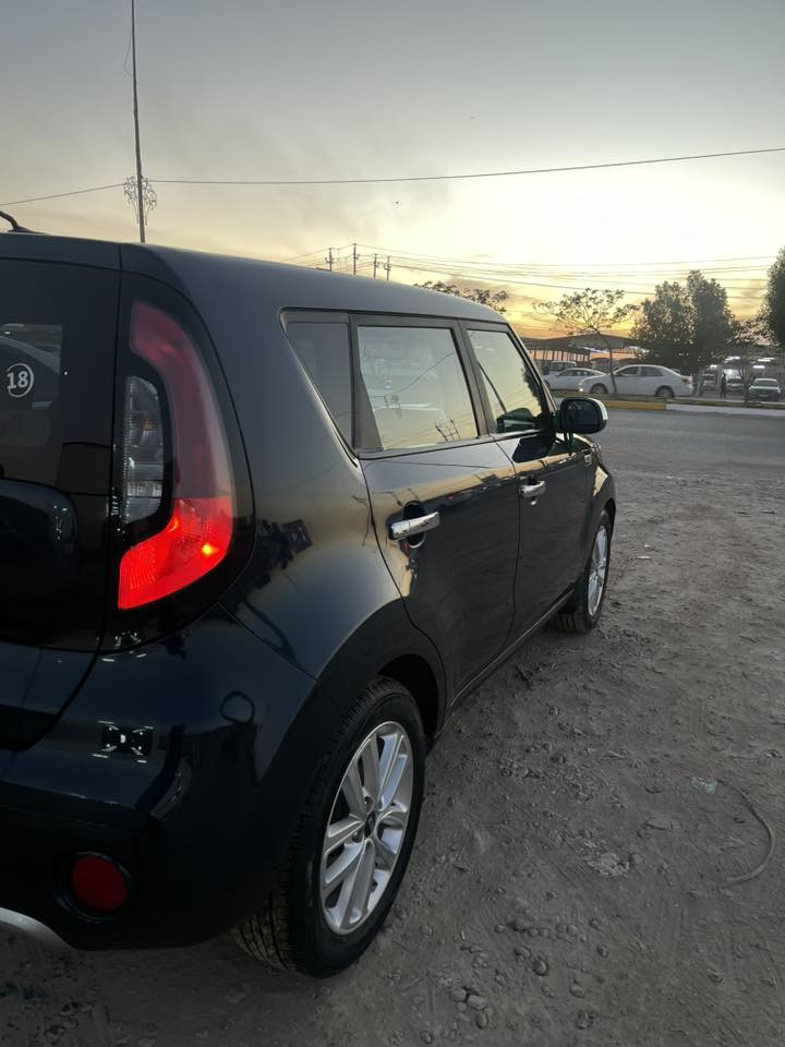 السلام عليكم
كيا صول موديل2018وارد امريكي نضيفه كلش ولون ممير 
بيها فقط ربع بنيد يعني البنيد ممصبوغ كله محركها 2000
مكفوله من كلشي محرك كير حداديه جديده تخم تاير جديد 
سعرها 137وبيها مجال للتواصل على الرقم***********
