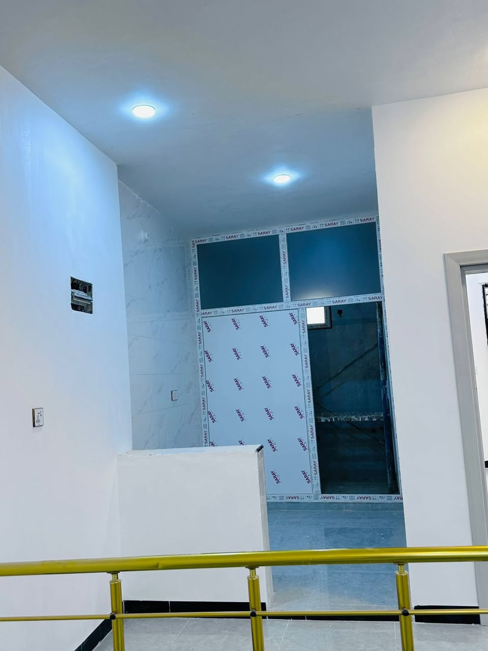 🏠بيت للبيع طابقين 
🏚️ديوانية / حي الامين مدخل (شارع التنانير)🏠
مجاور  مدرسة الصادق الامين 

ملاحضة / يوجد في التعليقات فيديو كامل يوضح  محتويات البيت بالكامل 

✅كونكريت مسلح 
 
❇️زراعي سند ٢٥ [مرقم جاهز للتطويب]

✅المساحة : 100متر 
❇️الواجهة ٦.٥ متر
❇️النزال : ١٥.٥٠ متر 

♻️محتويات الدار 

🏚️الطابق الاول 

 🔆 غرفة نوم
🔅استقبال 
🔅صالة 
🔅مطبخ 
🔅حمام
🔅صحيات داخلية وخارجية 

🏚️الطابق الثاني 
 

🔆 غرفة نوم
🔅صالة 
🔅مطبخ 
🔅حمام
🔅صحيات داخلية غربية

ملاحضات ع البيت 

✅كونكريت مسلح و صب مركزي c 350 
✅ كهرباء بوري البيت بالكامل/ وايرات الفنار السعودي 
✅تأسيس ماء وكهرباء انابيب سمارت المصري الاصلي
✅شبكة تقطير سبالت للبيت بالكامل 
✅شبكة كاميرات للبيت بالكامل اربع جهات 

✅خدمات كاملة ( تبليط ، مجاري ، ماء ، كهرباء ، ارصفة مقرنصة بالباب +مدارس) كما موضح بالصور 

او الاتصال واتساب او عن على الارقام التالية 
***********
