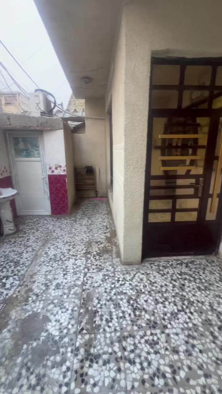 سلام عليكم بيت للبيع في منطقة البلديات شارع المصرف مساحة 160 البيت طابق ونص يحتوي على 4 غرف نوم +حمام 2 +استقبال + صالة +ترك +حولي +مطبخ حار + مطبخ بارد البيت زراعي سند 25 السعر 200 وبي مجال قليل رقم الهاتف للاستفسار ***********
