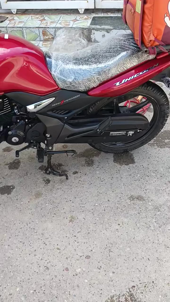 السلام عليكم دراجه هوندا يونكرون موديل 2024 نازله ب 26 بشهر ال 2 موجود التاريخ بلضمان موجود بلصور رقم اربيل دراجه بعدها زيرووو بيها موصفات كلش هواي راح اذكر ملخص
🔧 المحرك والأداء
المحرك: 4 أشواط، سلندر واحد (Air-Cooled)
السعة: 162.7 cc �
ZigWheels.com
القوة: 13.4 حصان @ 7500 rpm �
ZigWheels.com
العزم: 14.5 نيوتن متر @ 5500 rpm �
ZigWheels.com
نظام الوقود: حقن إلكتروني (Fuel Injection) � نوزل 
BikeDekho
القير: 5 سرعات (عادي) �
BikeDekho
مكينة ناعمة وتتحمل (Honda معروفة بالتحمل)
مريحة جداً للمشاوير الطويلة
صرفية بنزين ممتازة
صيانة قليلة
تشغيل عن بعد 
وبعد بيها مواصفات من تتصل افهمك رايدها ب 
(3500) وبيها مجال قليل او مراوس بنضيف وتنطي فرق لان محتاج فلوس  مكاني بغداد 
*********** بي واتساب
