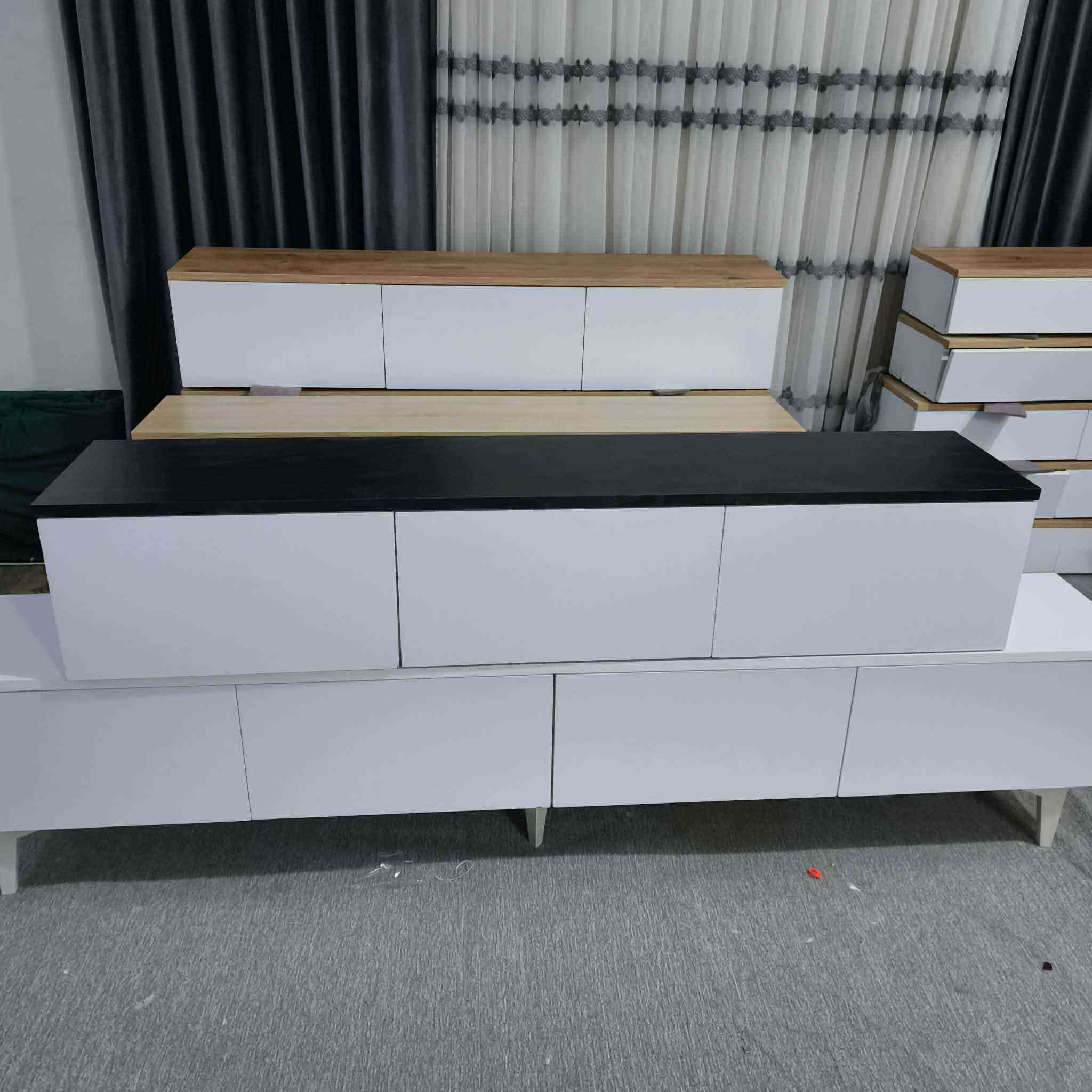 جوانترین ڕەفەی تەنیشت مێزی تیڤی بە دەرگای شوشەو ئەلەمنیۆم بە گڵۆپی لینەر لەسەر داوای کڕیارە بەڕێزەکانمان بەردەستەوەنرخی 80 هەزارە وەگەیاندن و هەڵواسین تەنها  5 هەزارە بۆناو شاری سلێمانی شوێنمان لە بەکرەجۆیە 
*********** السليمانية, العراق
