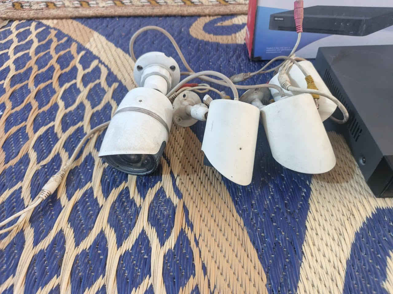 للبيع منظومة كاميرات هيكفجن (Hikvision) أصلية نظيفة جدًا وشغالة 100%. البكج يضم جهاز DVR 4 قنوات مع 4 كاميرات خارجية Bullet ضد المطر، بالإضافة إلى الماوس ومحولات الطاقة الكاملة لكافة القطع. المنظومة جاهزة للتركيب (نقصها فقط الهارد والوايرات الطويلة). السعر: 75,000 وتساب ***********
