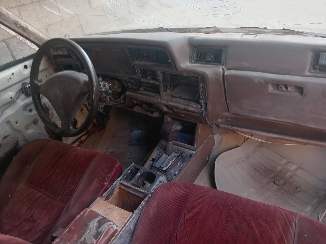 كراون موديل ٨١ كير ومكينه ونجي شغالات ابيع كوم حديد. (مكلف بنشر) السعر ١٠ وبيها مجال ***********
