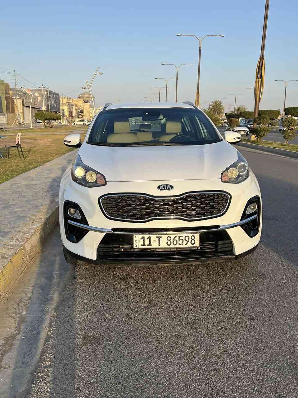 السلام عليكم 

سبورتج خليجي موديل 2020
ماشيه 100الف
تشغيل بصمه وجنطه كهرباء
كشنات جلد ومخمل مع دوشمه دواخل شغل درجه اولى
كامره خلفيه وحساسات اماميه وخلفيه وشاشه جبيره اندر ويد وكار بلي
رقم بغداد باسمي 
السياره بيها بارد بسيط والسونار موجود بلمنشور
استفسار ***********
السعر 198 ورقه تحويل ثاني يوم سياره باسمي 
العنوان بغداد الكرخ
