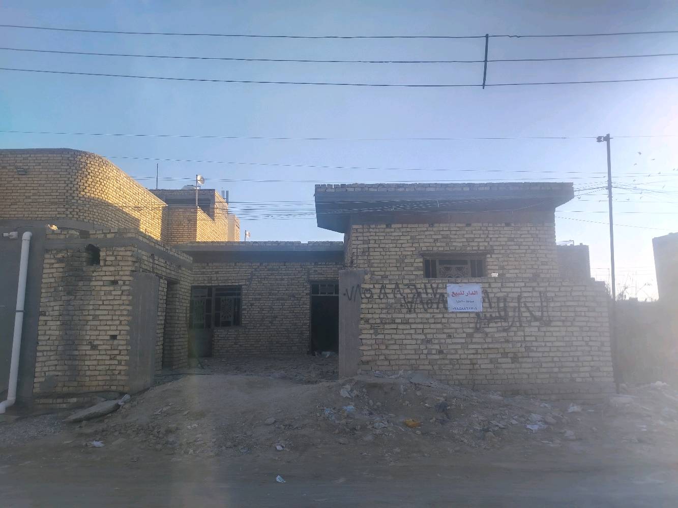 سلام عليكم ورحمة الله وبركاته بيت زراعي للبيع في دور الزراعه مقابيل البيطره مساحته 200م يحتوي عل غرفتين وصاله ودوانيه ومطبخ ملاحضه البيت واصل للبخ فقط بي وصل تطويب سعره 40 وبي البيت لايرهم لامرواس ولاقصاد بيع نقد نقد فقط للتفاوض أكثر مراسله الرقم او الاتصال عليه *********** 