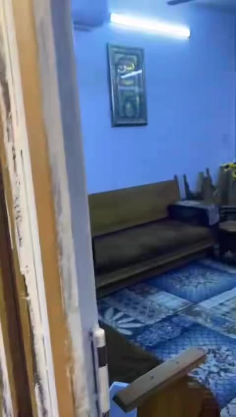 سلام عليكم 50م مسلح قاط ونص للبيع في الحريه الاولى يحتوي على صاله و حولي و مطبخ و خدمات و منور و غرفه نوم و الطابق الثاني حولي و غرفه نوم و سطح ناصي عالي البيت نظيف قاط ونص واجهه 4م نزال 12.5م للاستفسار الاتصال على الرقم 
***********
