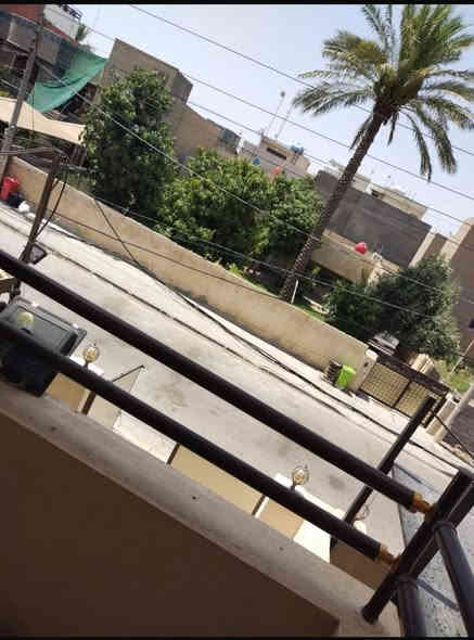 � بيت للبيع في حي الأطباء – بمساحة 150 متر 🏡
📍 موقع مميز في منطقة راقية وهادئة

🔹 المواصفات:
 • مساحة الأرض: 150 متر مربع
 • تصميم حديث وواجهة أنيقة بالحجر والحديد المزخرف
 • طابقين
 • 3 غرف نوم واسعة
 • صالون واستقبال راقٍ
 • مطبخ مفتوح على غرفة المعيشة بتصميم عملي
 • 2 حمام
 • بالكونة مطلة على شارع هادئ
 • حديقة أمامية صغيرة وبوابة حديدية فنية
 • خدمات كاملة (ماء، كهرباء، صرف صحي)

🔹 الموقع:
 • يقع في حي الأطباء – من أرقى أحياء بغداد
 • يبعد دقيقتين فقط عن مطار بغداد الدولي
 • قريب من الأسواق، المدارس، والمراكز الصحية

🔹 مميزات إضافية:
 • بناء وتشطيب حديث (سوبر ديلوكس)
 • موقع ممتاز للسكن والاستثمار
 • شارع واسع وموقع مثالي للعائلة

📞 للاستفسار والمعاينة يرجى التواصل على الخاص أو الاتصال على الرقم:
📲 ***********
***********
