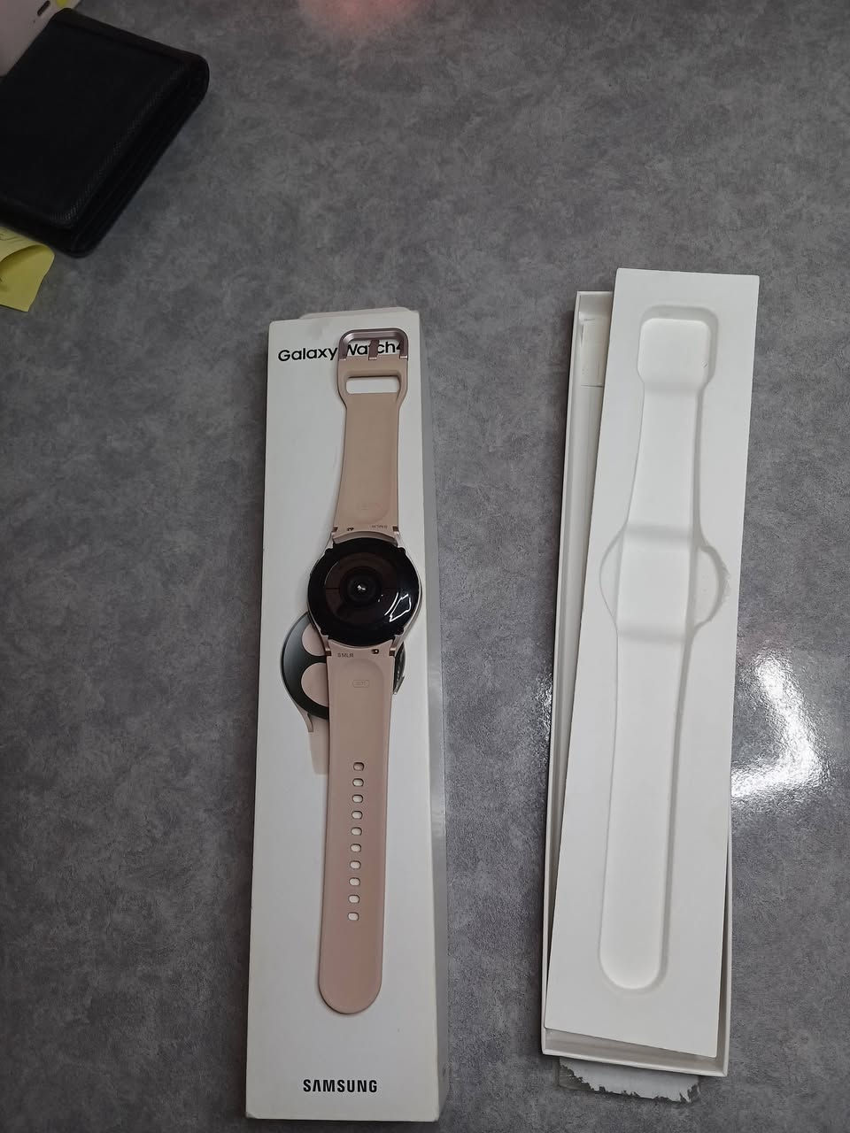 سامسونج واتش 4
جديدة نظافة 100%
من امريكا 🇺🇸 
ما مستعملة بس الباكيت مفتوح 
السعر 80 IQD 
مكاني موصل 
***********
