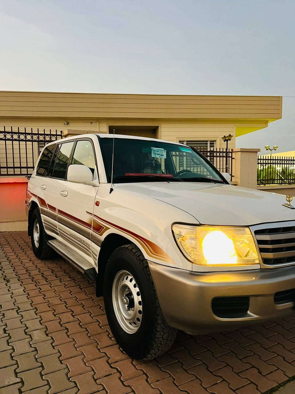 تۆیۆتا لاندکڕۆز مۆنیکا 2001 مواسەفات ٣روبع 
سەلاجە،تەبرید ساردو گەرم مەرکەزی
جام کارەبایی و ئاوێنە کارەبایی ،
تەحویل ئەسڵ بەشەرتی هەموو عێراق بگەڕێی 
،تەنها پەڵەیەک بۆیاخی هەیە 
،ساردی نیە ،کوشن و بەرگی دەرگای لەسەر شەریکەیە ماوەتەوە،
 ٥ تایەو ویلی لۆکی لە ژێرە،
 دەعامى بۆ دەعامى بەشەرت 
چرکەی تێدا نیە،

سعر: لە کۆمێنت داوای بکە ڕاستەوخۆ بۆت دێت 📩 

گێڕو مەکینەو ئەکسل ،دەبڵ ئەکسل بەشەرت ، 
تەحویل و خرامەی بەشەرت

ژمارەی خاوەن سەیارە 
***********
