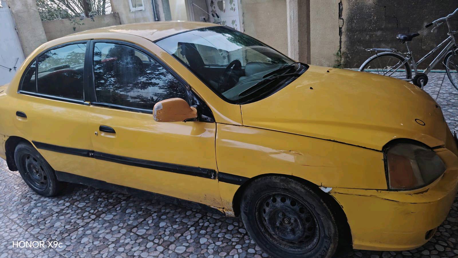 سيارة كيا موديل قديم متوفرة للبيع. السيارة بحالة جيدة، مناسبة للاستخدام الشخصي أو للسفر اليومي. الصبغ الخارجي أصفر ولكن هناك بعض العلامات على الهيكل الخارجي. السيارة نظيفة من الداخل مع مقاعد مغطاة بشكل جيد. السيارة مسجلة وجاهزة للنقل الفوري. للاستفسارات، يرجى التواصل معي.