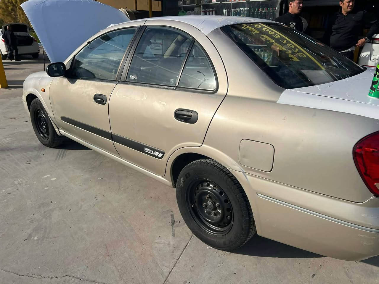 نیسان سەنی مۆدێل٢٠٠٤
بێ لێدران بێ سبوخ
کەمێک کاڵبونەوەی هەیە
گێڕ تۆماتیکە
تەبرید ساردو گەرم 
ڕەقەمو سەنەوی تازەیە
٤ تایەی نوێی بۆ بەسراوە
گێڕو مەکینە تەحویل خرامە بەشەرتە
سعری٧٢ مجال
ڕەقەم ساحێبی
*********** أربيل, العراق
