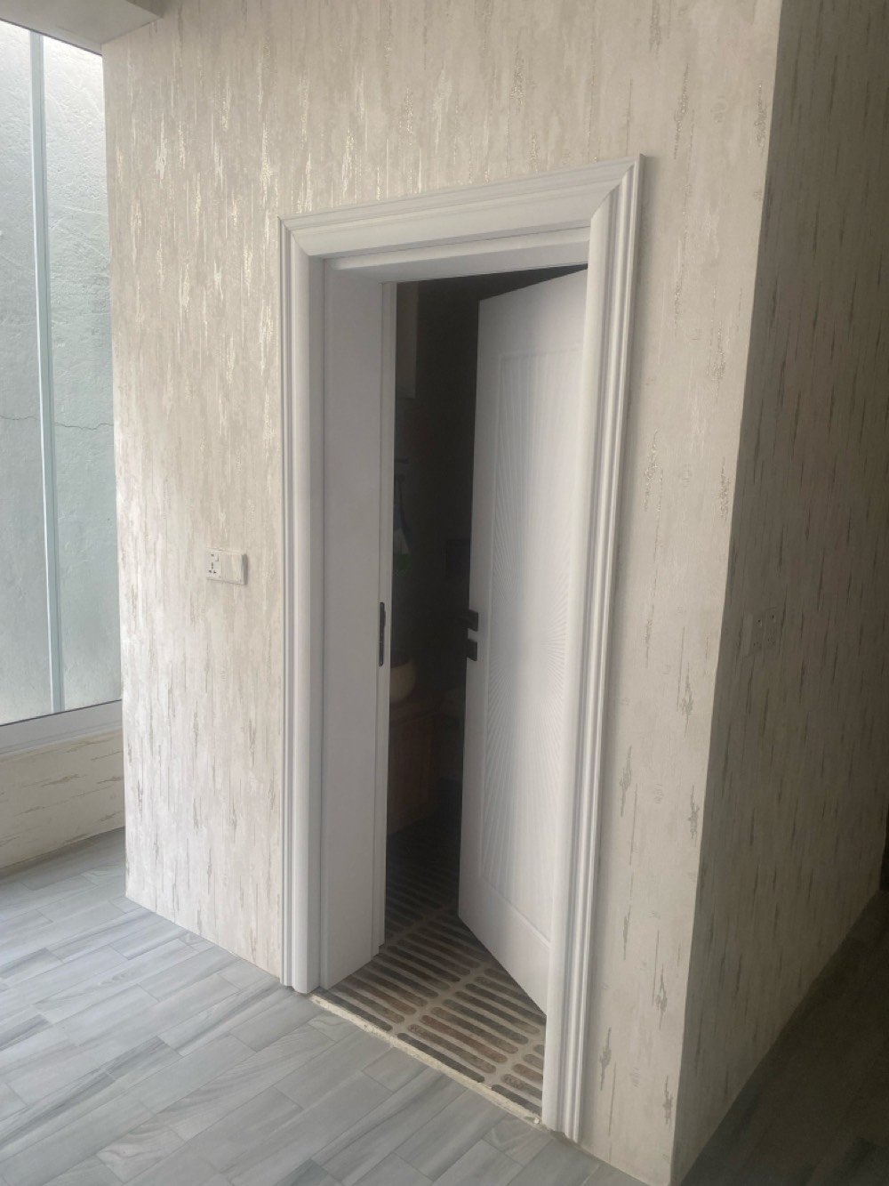 دار حديثة للبيع، تحتوي على مطبخ عصري مجهز بمقاعد وأجهزة جديدة، وغرف ذات تصميم أنيق وجدران مزخرفة. يتوفر أيضاً حمام بتصميم عصري ونوافذ تسمح بدخول ضوء الشمس الطبيعي.