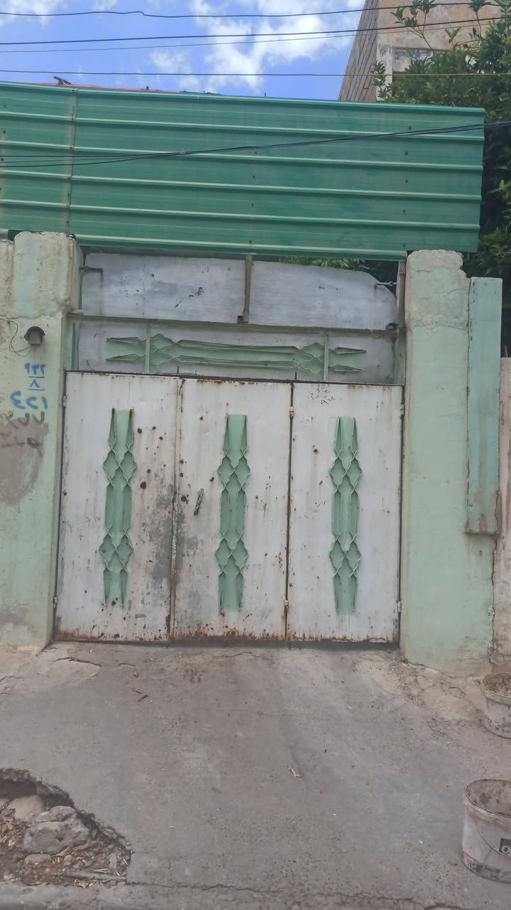 السلام عليكم ورحمه الله وبركاته عندي بيت للايجار حي العامل قرب جامع التكايه بالنسبه القويه مساحه البيت 200 متر وهذا رقم تليفوني***********
