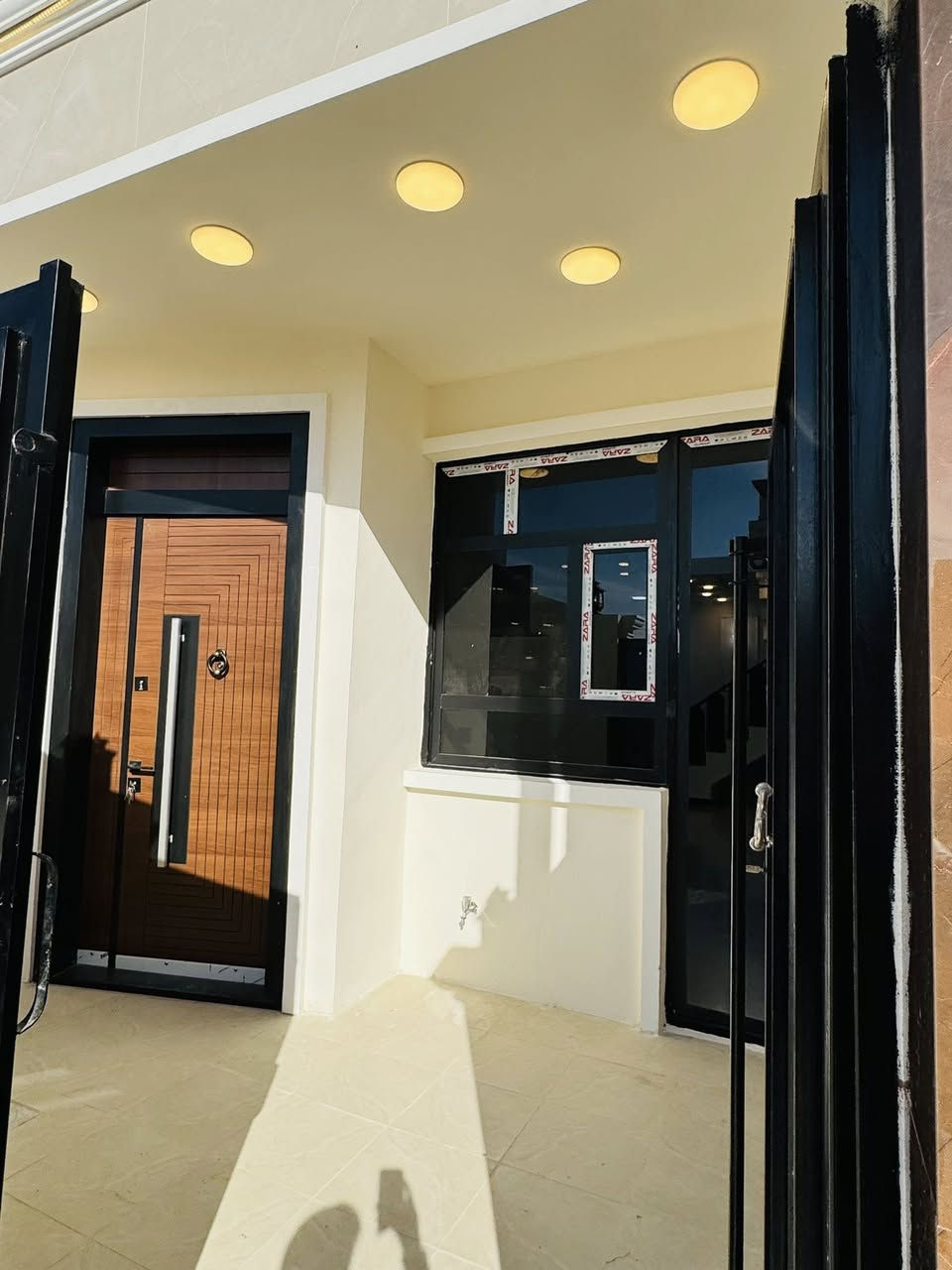 #السلام عليكم 
🏠#دار_للبيع   100متر واجهيه 6،25متر نزال 16متر
 بناء طابقين حديث 
يحتوي البيت. ع[3غرف نوم -استقبال -صحيات عدد 2- صالة- ومطبخ] البيت شغل درجة اولى 
مع كامل الخدمات
🔴ملاحضه البيت جاهز للسكن 🔑
⬅️نوع العقار  طابو زراعي سند 25 اقرار محكمه 
⬅️العنوان #بغداد_الدوره_البوعيثه   
مجمع السلطان الثالث
🔴للاستفسار  خاص او الاتصال ع الرقم 

☎️***********
☎️***********
