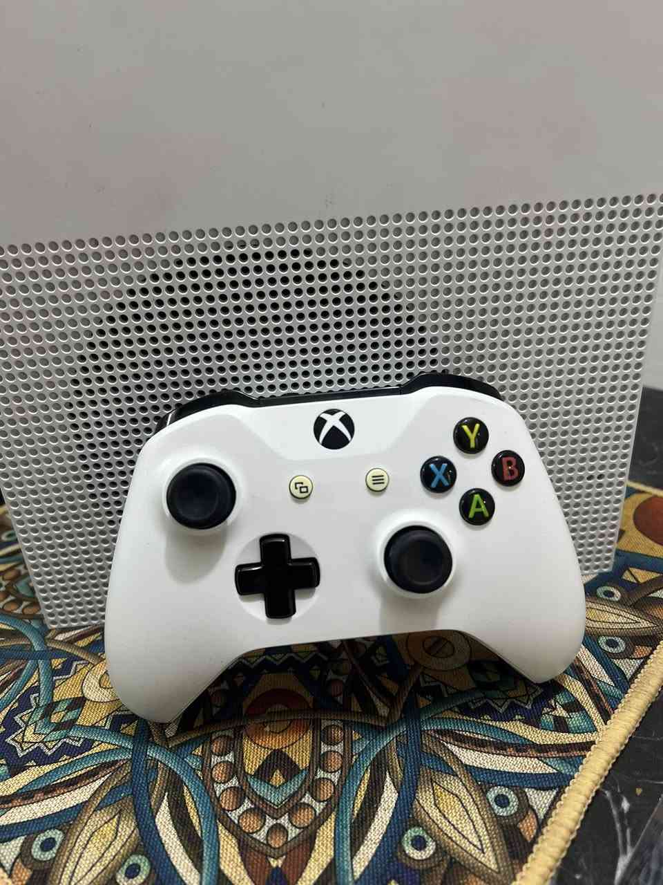 (Xbox One S) للبيع 🔴
 الذاكرة: 500.
 الملحقات: جوستك وحدة أصلية + ملحقاته كاملة.

 النظافة: نظيف جداً وجاهز للاستخدام.

 السعر: 165 ألف (وبي مجال للشراي).
 المكان: بغداد - الدورة.

 رقم الهاتف: *********** (واتساب متواجد بأي 
وقت).

