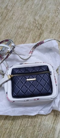 حقيبة • بهذا الشكل • انطوني سعر