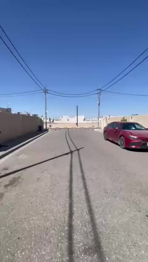 السلاام عليكم متوفر بيت في مجمع السلام السكني ٢٠٠ متر استقبال مفتوح على الصاله غرفتين نوم مطبخ صحيات عدد ٢ مناور عدد ٢ كبار كراج وحديقه جبيره البيت موقعه مميز قريب على المستوصف والاسواق وقريب على المدارس الحكوميه مطلوب للشركه 47 مليون اقساط كل شهر 500السعر الكلي 180مليون تنطي تنطي 133مليون ويبقه 47 للشركه تفاصيل اكثر على الخاص ***********تريد اثاث وياه ب195واذا بدون اثاث ب180 موقع البيت جدا مميز
