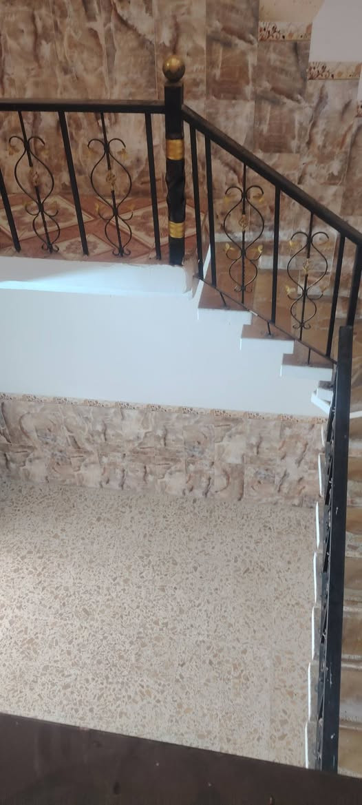 سلام عليكم بيت البيع طابو صرف شرط تحويل مباشر مساحه 150متر واجه7ونص ونزال 20 خدمات كامله ماي كهرباء مجاري  يحتوي 4منام وستقبال ومطبخ ومساحه درج حمامات داخل وخارج  مكان 78سعر خاص الاستفسار على رقم ***********
