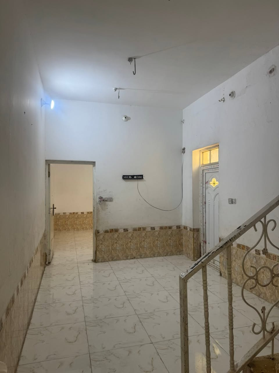 مشتمل ١٠٠ متر للإيجار حي الوفاء قرب البنزين خانه يتكون من غرفه وصاله ومطبخ وحمام واستقبال سعر الايجار ٣٢٥ شامل اجور الماء والكهرباء اتصال ***********
