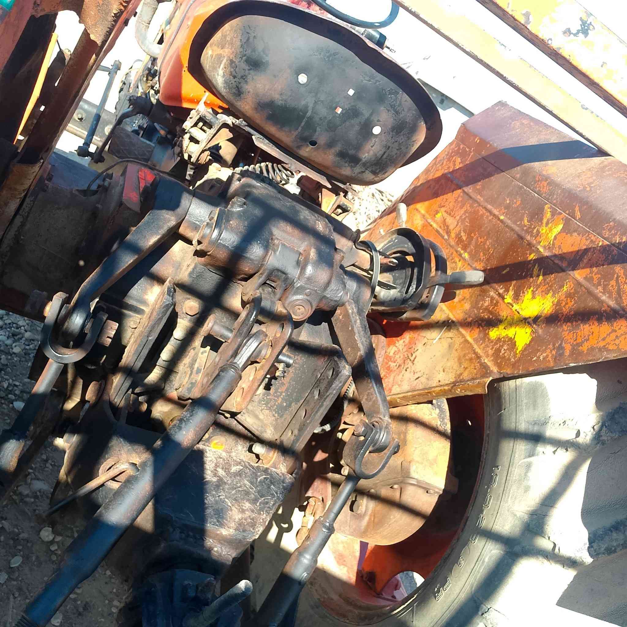 مكينة عنتر للبيع موديل 84 سنوية بيهة وراهة عربانة السعر اتصل على رقم ***********مكان ديالى
