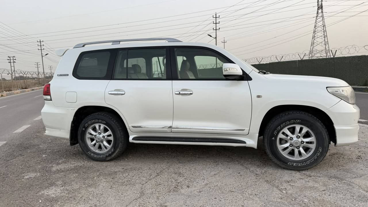 السلام عليكم
لاندكروز للبيع 2011 ستينية خليجي 
مواصفات السيارة :- 
كشن السايق كهربائي 
شاشة ابل كاربلي اندرويد اوتو 
8 ايرباك 
3 قطع تبريد 
بيها ثلاجة 
زراكات لايتات 
محرك 6 سلندر 
باقي مواصفات الستينية معروفة 
ماشية 293 الف كيلو حقيقي 
السيارة كل صيانتها بالشركة نظيفة كلش 
بيها بارد فقط على كد شبر بالجاملغ الايمن الخلفي مرجع بارد باقي السيارة مكفولة كفالة عامة من الصبغ او بارد او تبديل او فتح 

سعر السيارة 330 وبيها مجال بسيط 
مكان السيارة / بغداد - جسر ديالى القديم 
***********
