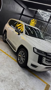🌟 للبيع Toyota Land Cruiser موديل 2023   فئة VX — محرك توين تيربو    📌...