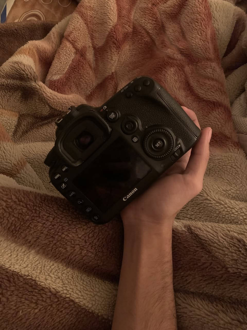 كانون 7d مارك 2 بطاريات 2 شتر 24k كامره نضيفه وكلشي كدامك وعلى الفحص مع عدسه
70/210 فتحه 4 ثابت معروفه بادائه 
شعندك للمراوس اعرض


**إذا كنت صاحب هذا الإعلان وتريد حذفه لأي سبب، رجاءا أرسل رسالة إلى الدعم الفني**