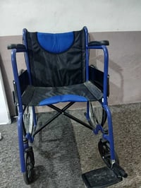 كرسي متحرك • مستخدم ٣ مرات • يحتاج رجل ثانية